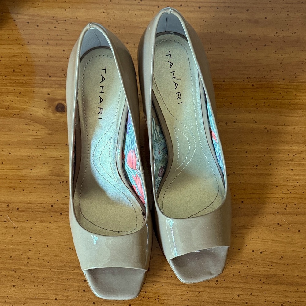 Tahari Women's Patent Peep Toe Heels sz 6